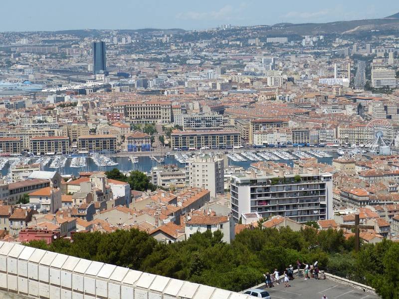Taxi de 6, 7 et 8 places à la Gare Saint Charles de Marseille avec beaucoup de bagages